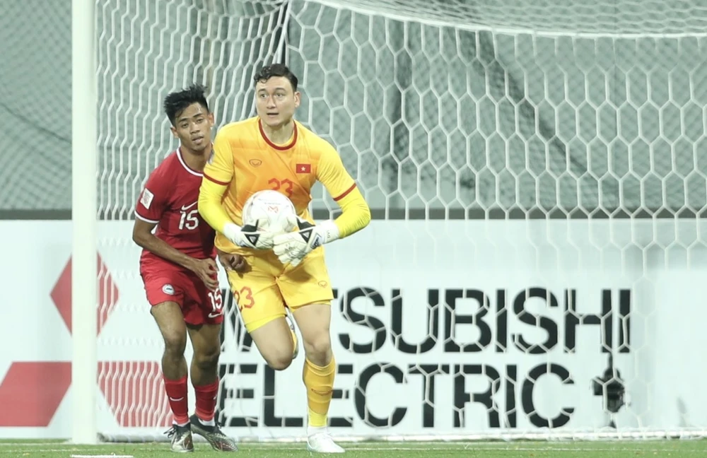 HLV Antonie Hey của khách Myanmar ấn tượng với thủ môn Văn Lâm. Ảnh: ANH HỮU.