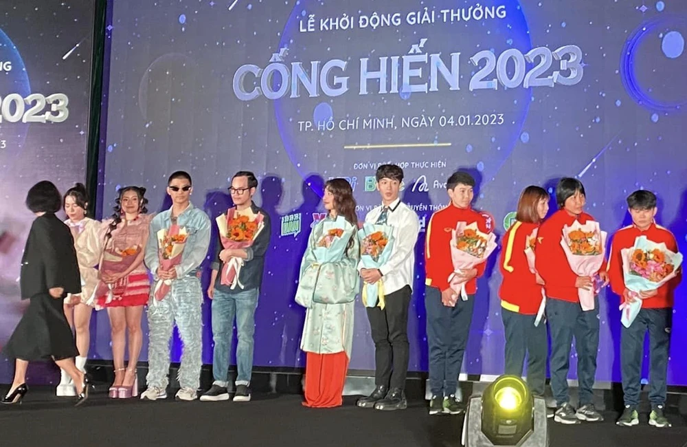 HLV Kim Chi và các nữ tuyển thủ TP.HCM trong buổi lễ khởi động Giải thưởng Cống hiến chiều 4-1. Ảnh: CTV.