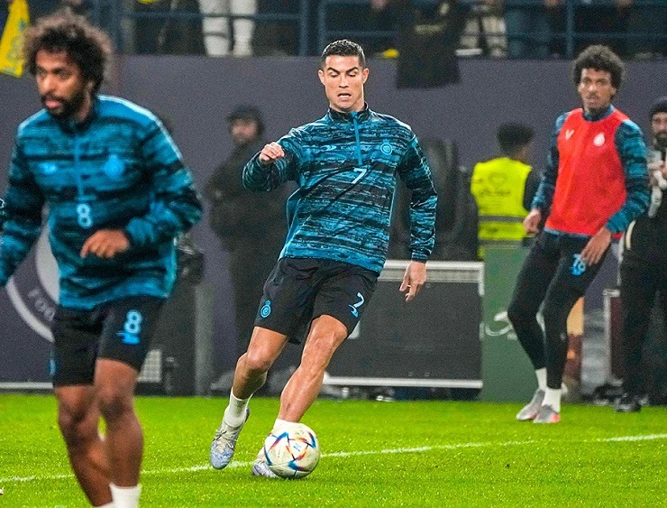 Ronaldo vừa có những buổi tập đầu tiên với đội bóng mới Al Nassr. Ảnh: GETTY.