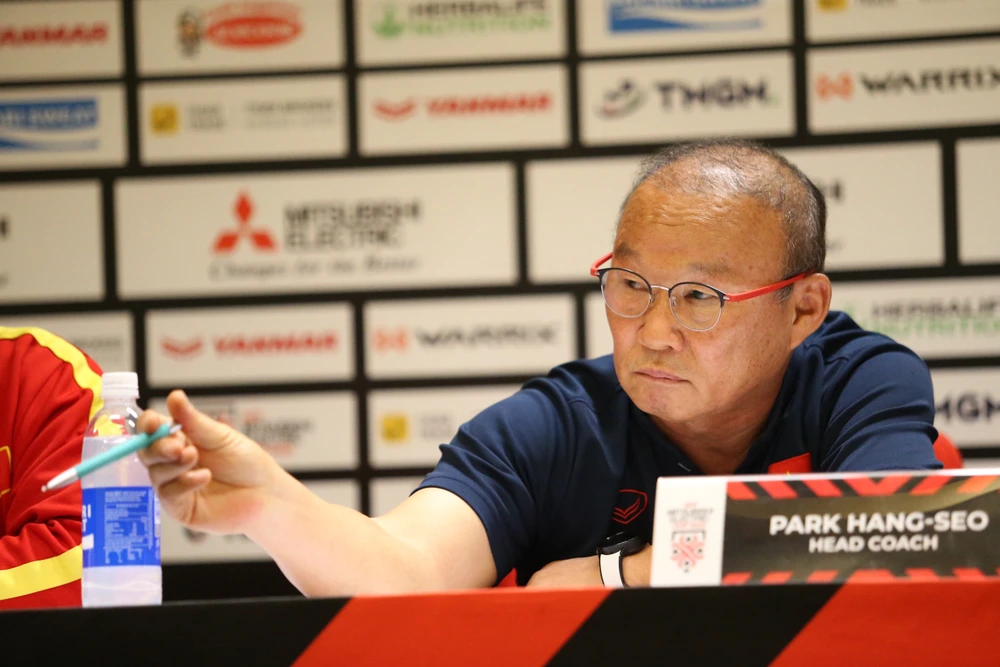 Ông Park chỉ về phía những người Hàn Quốc mặc áo tuyển Indonesia trong buổi họp báo. Ảnh: ANH THỎA. Ông Park chỉ về phía những người Hàn Quốc mặc áo tuyển Indonesia trong buổi họp báo. Ảnh: ANH THỎA.