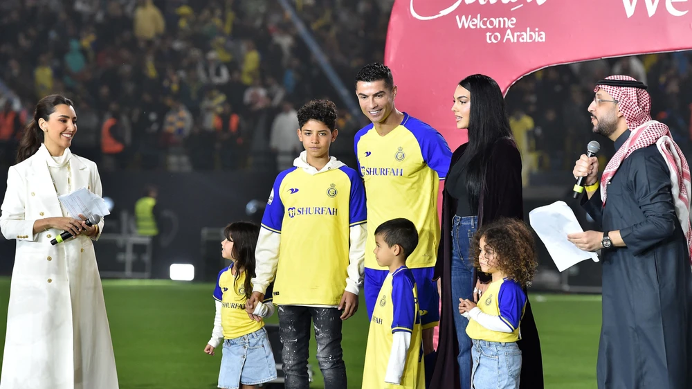 Gia đình Ronaldo trong buổi ra mắt CLB Al Nassr. Ảnh: GETTY.
