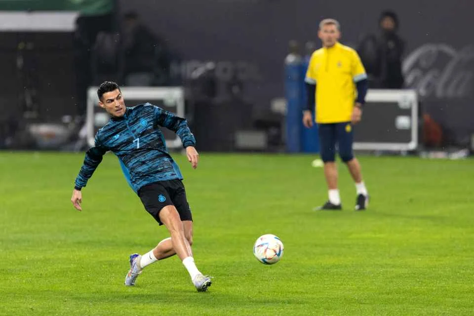 Ronaldo chưa thể ra mắt Al Nassr vào đêm 5-1 do còn bị treo giò hai trận. Ảnh: GETTY.