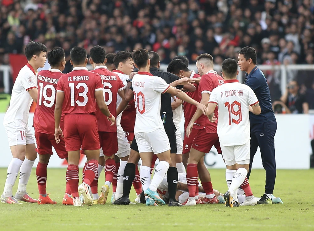 Đội tuyển Indonesia và Việt Nam hòa không bàn thắng ở trận bán kết lượt đi AFF Cup 2022 có những màn va chạm căng thẳng. Ảnh: ANH THỎA.