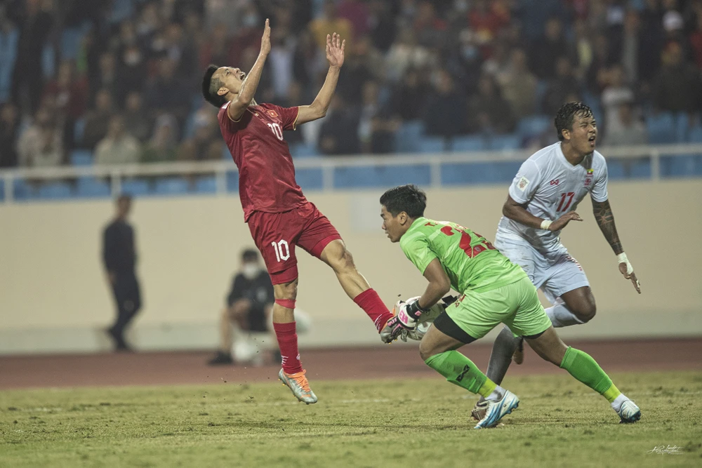 Văn Quyết có khả năng giải quyết bàn thắng cho chủ sân Mỹ Đình khi đối đầu với Indonesia đêm 9-1. Ảnh: HẢI THỊNH.