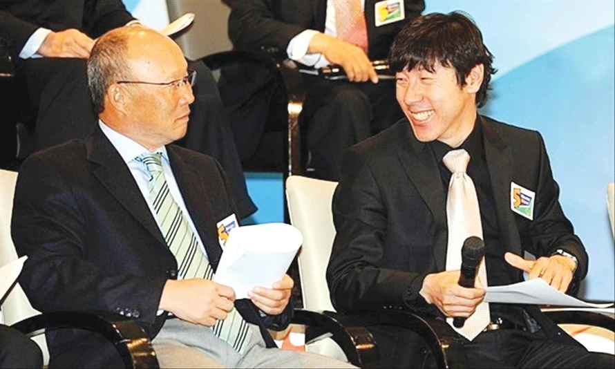 HLV Park Hang-seo 65 tuổi và đồng hương Shin Tae-yong 52 tuổi đều là những nhà cầm quân có tiếng ở Hàn Quốc...