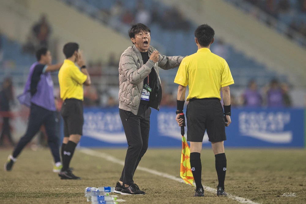HLV Shin Tae-yong đã thua đồng hương Park Hang-seo sau đêm 9-1 ở sân Mỹ Đình. Ảnh: HẢI THỊNH.