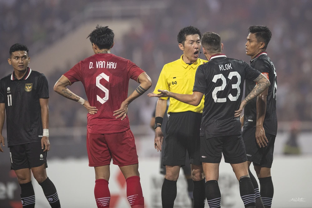 Trận tái đấu bán kết lượt về xảy ra những va chạm nóng nhưng đều trong tầm kiểm soát của các tuyển thủ Việt Nam. Ảnh: HẢI THỊNH.