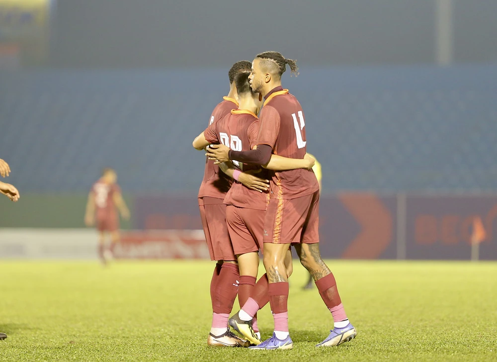 Jermie Lynch khai hỏa cho Bình Định vào lưới Hà Tĩnh. Ảnh: ANH ĐỒNG.