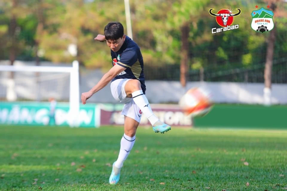 Minh Vương và đồng đội HA Gia Lai sẽ khoác màu áo mới của Carabao trong mùa bóng mới. Ảnh: ANH HUY.