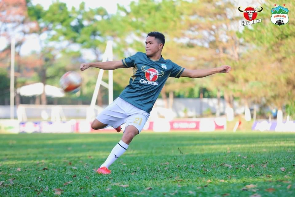 Tiền vệ U-23 quốc gia Dụng Quang Nho trở về HA Gia Lai chuẩn bị V-League 2023. Ảnh: ANH HUY.