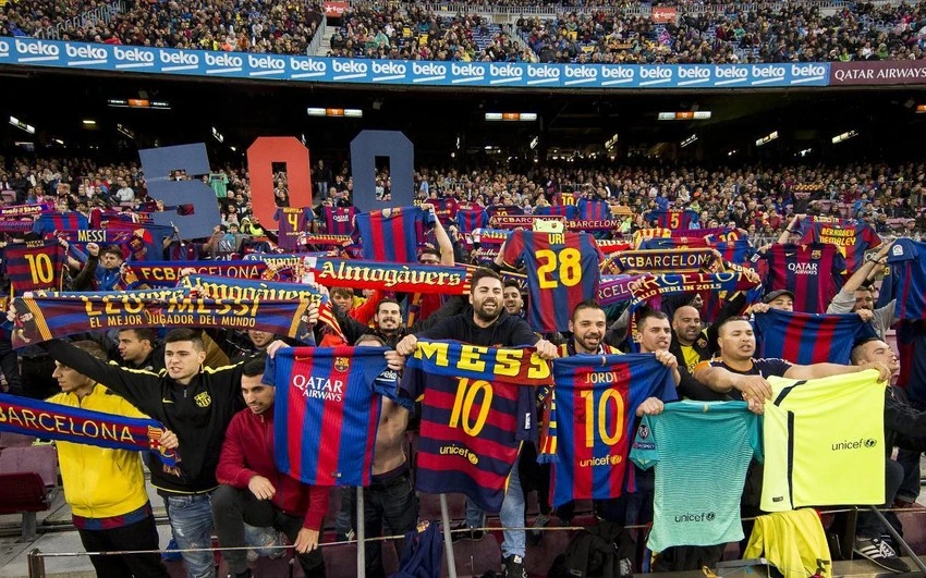 Giới hâm mộ Barca luôn mong chờ thần tượng Messi trở lại sân Camp Nou. Ảnh: GETTY.