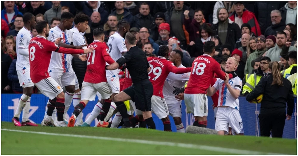 Hành vi bóp cổ cầu thủ đối phương của tiền vệ người Brazil xứng đáng bị truất quyền thi đấu. Ảnh: GETTY.