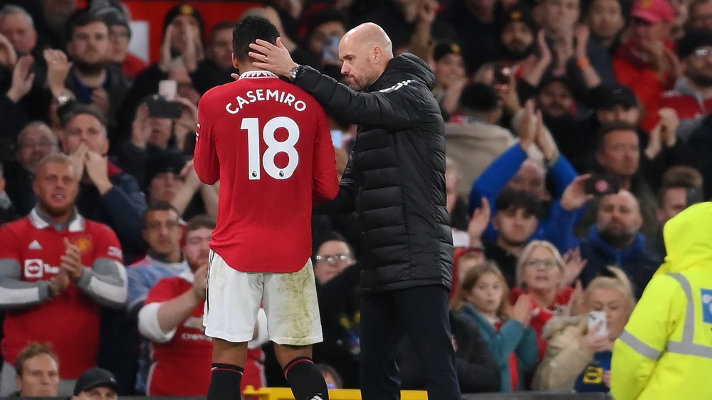 HLV Ten Hag cân nhắc về việc khiếu nại chiếc thẻ đỏ của Casemiro có thể gây thêm khó khăn cho Man United. Ảnh: GETTY.