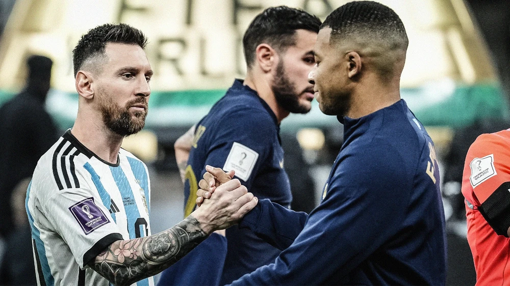 Messi và Mbappe là đối thủ của nhau trong màu áo tuyển quốc gia nhưng là đồng đội tốt khi đá cho PSG. Ảnh: GETTY.