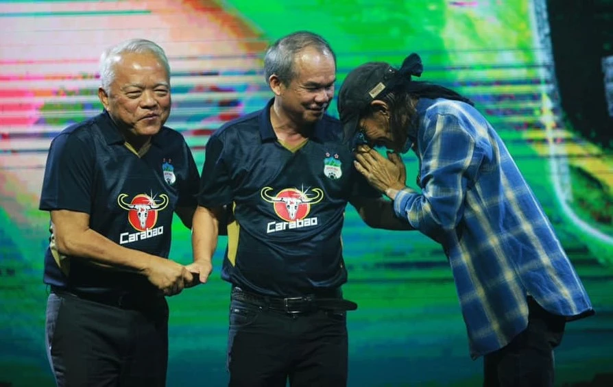 Ca sĩ chính Yuenyong Opakul của ban nhạc Carabao nổi tiếng Thái Lan và hai ông bầu nổi tiếng. Ảnh: ANH THẮNG.