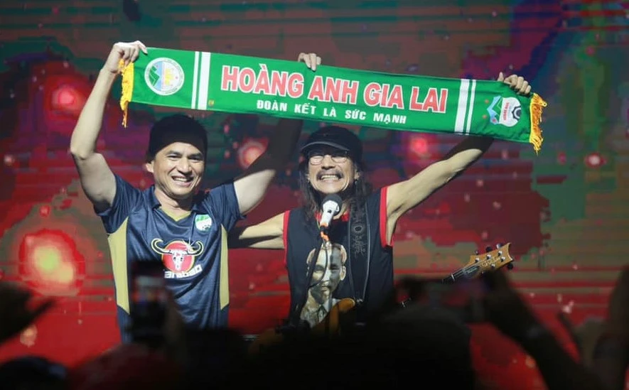 Kiatisak và thủ lĩnh ban nhạc rock Carabao đứng chung sân khấu trong buổi lễ hợp tác với HA Gia Lai. Ảnh: ANH THẮNG.