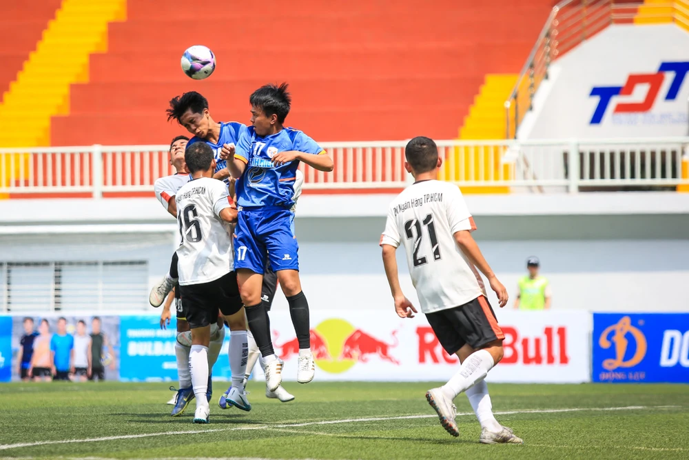 ĐH Mở TP.HCM có khởi đầu suôn sẻ khi qua mặt ĐH Ngân hàng 3-1. Ảnh: ANH NGUYÊN.