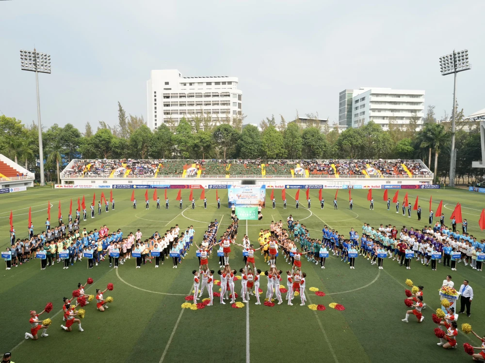 Tưng bừng lễ khai mạc giải bóng đá Thanh niên Sinh viên Việt Nam ở sân trường ĐH Tôn Đức Thắng. Ảnh: ANH NGUYÊN.
