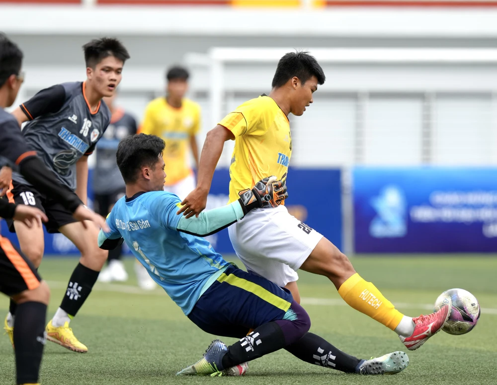 ĐH Công nghệ TP.HCM thắng nhẹ ĐH Quốc tế Sài Gòn 2-0 dù tạo ra rất nhiều cơ hội ăn bàn. Ảnh: ANH NGUYÊN.