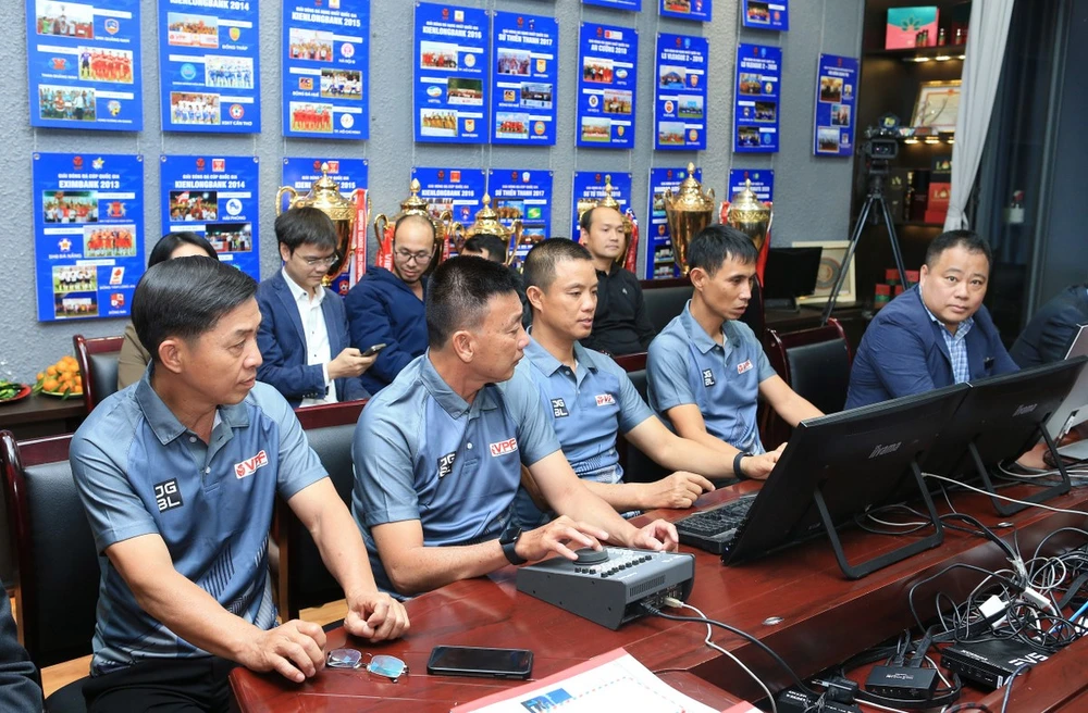Trưởng ban trọng tài VFF Đặng Thanh Hạ cùng các trọng tài làm quen công nghệ VAR. Ảnh: VPF.