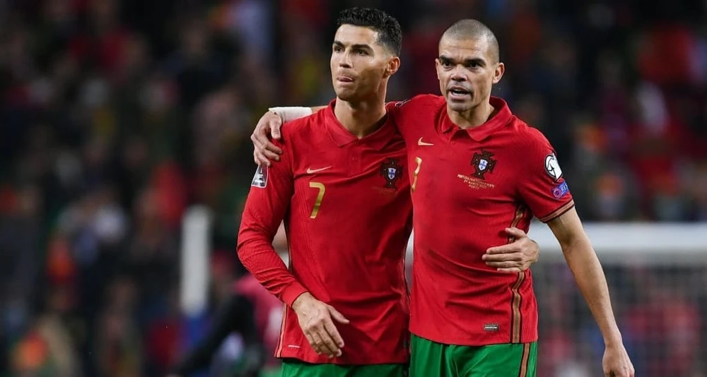 Trung vệ Pepe là đội trưởng chính thức của tuyển Bồ Đào Nha khi chân sút Ronaldo thường ngồi ghế dự bị. Ảnh: GETTY.
