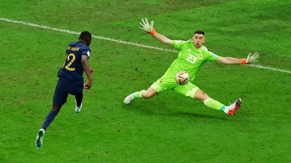 Pha cản phá xuất thần của Emi Martinez ở hiệp phụ với Pháp và sau đó anh góp công lớn giúp Argentina vô địch cúp thế giới. Ảnh: GETTY.