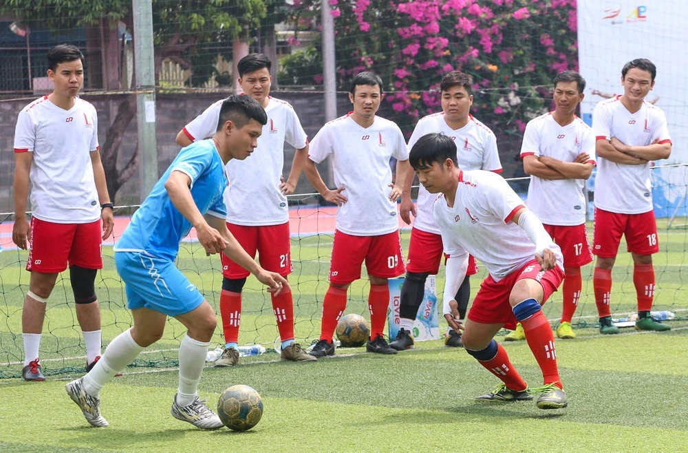 ... và một mình không nao núng giữa vòng vây của các đối thủ cả trên sân bóng lẫn... dự bị.