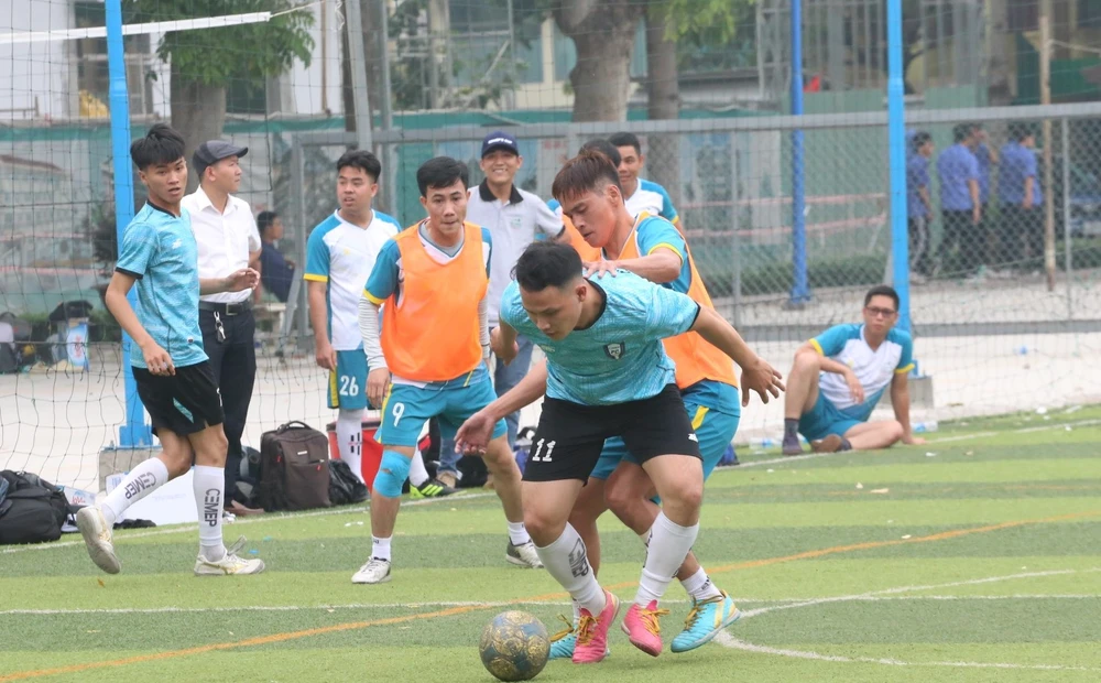 Pha tranh bóng nhẹ nhàng và đầy tình cảm trên sân bóng trường Cao đẳng Lý Tự Trọng...