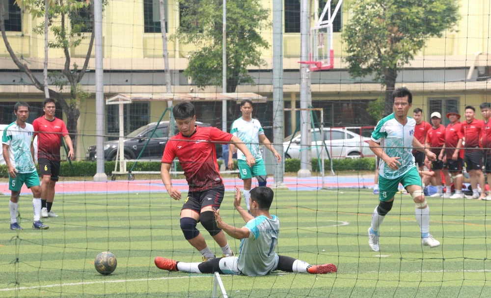 Các cầu thủ thi đấu lăn xả, tập trung, quyết liệt và hấp dẫn trong từng pha bóng.