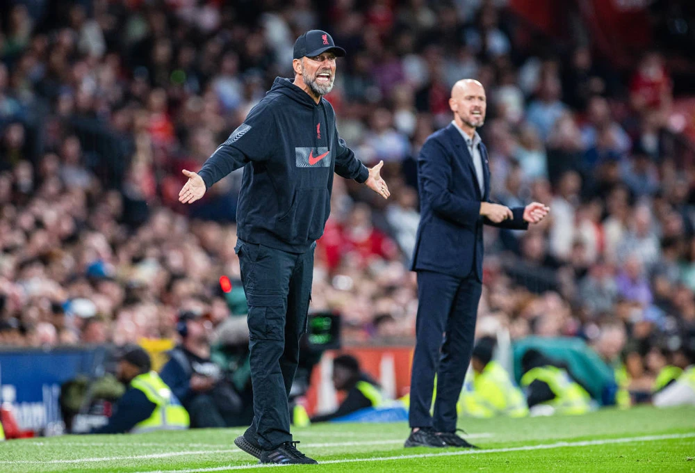 HLV Ten Hag và các học trò bị nhấn chìm bởi đồng nghiệp Klopp. Ảnh: GETTY.