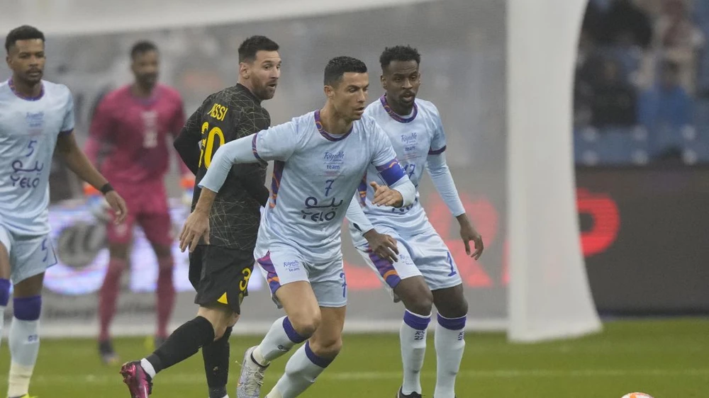 Cuộc chạy đua danh hiệu của Messi và Ronaldo vẫn chưa kết thúc ở tuổi lão tướng. Ảnh: GETTY.