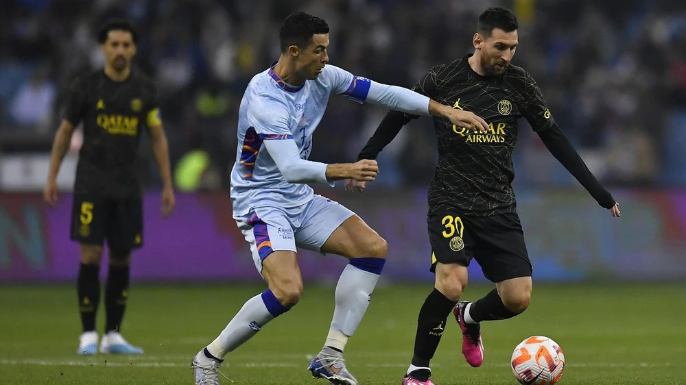 Messi và Ronaldo thay nhau tạo nên những kỷ lục trên sân cỏ. Ảnh: GETTY.