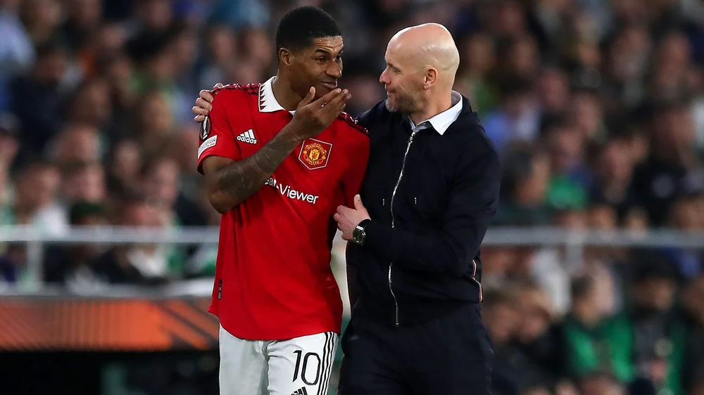 HLV Ten Hag hài lòng với tiền đạo Rashford khi có bàn thắng giải tỏa bế tắc cho Man United. Ảnh: GETTY.