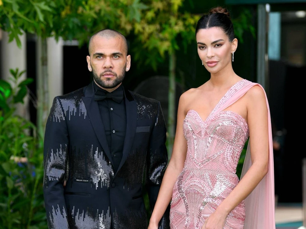 Dani Alves ngồi tù khi bị cáo buộc tấn công tình dục khiến cô vợ Joana Sanz đòi chia tay. Ảnh: GETTY.