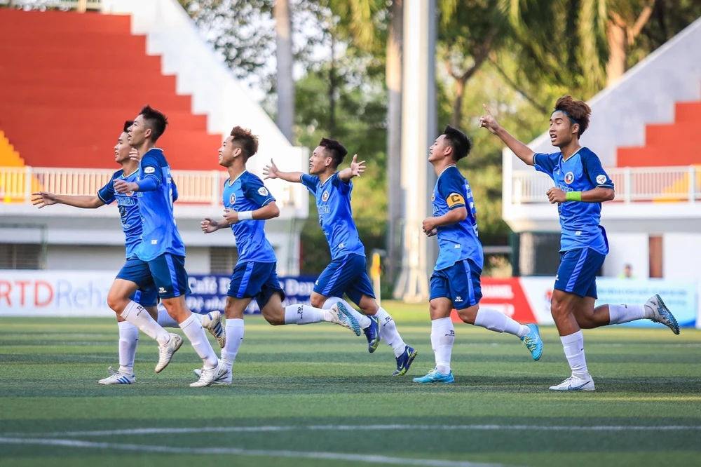 ĐH Sư phạm TDTT Hà Nội hưng phấn với màn chia vui cùng các bạn cổ động viên trên khán đài...