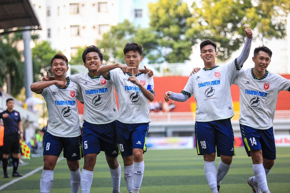 Cầu thủ ĐH Văn Lang ăn mừng chiến thắng với những tạo hình ngộ nghĩnh.