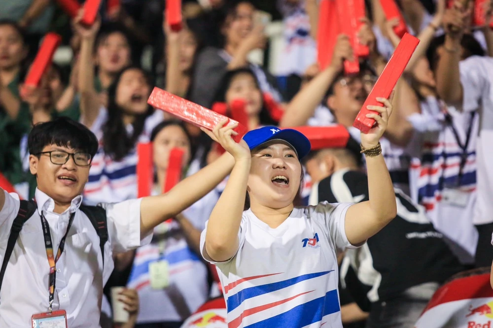 Tất cả hòa chung một nhịp đập tình yêu bóng đá của các bạn sinh viên ở cuộc chơi lớn do báo Thanh Niên lần đầu tiên tổ chức.