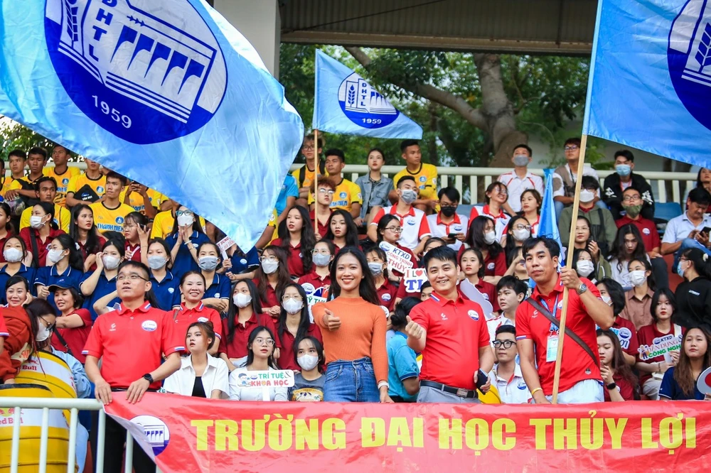 ... cùng lối cổ vũ tự nhiên và hết mình giúp cho trận đấu nào cũng sôi động như ngày hội.