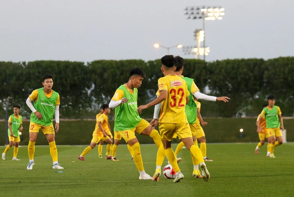 Các cầu thủ U-23 VN chỉ có vài ngày để thích nghi với chênh lệch múi giờ ở Qatar và làm quen với thời điểm thi đấu rất muộn. Ảnh: VFF.
