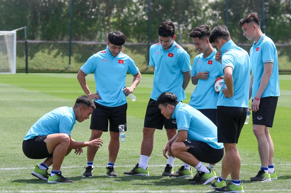 Phút thư giãn của các tuyển thủ U-23 Việt Nam trước cuộc chơi lớn Doha Cup. Ảnh: VFF.
