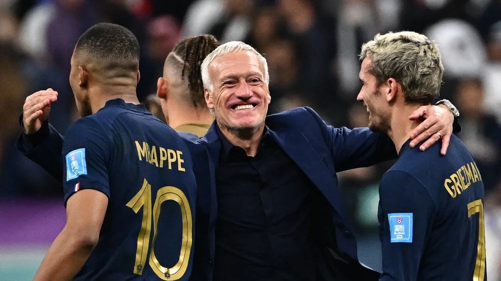 Đàn anh Griezmann không mấy vui vẻ khi HLV Deschamps trao băng thủ quân cho đàn em Mbappe mà không phải anh. Ảnh: GETTY.