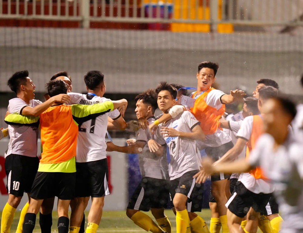 Niềm hạnh phúc của các cầu thủ sinh viên Thủy Lợi sau khi thắng trận derby. Ảnh: ANH NGUYÊN.