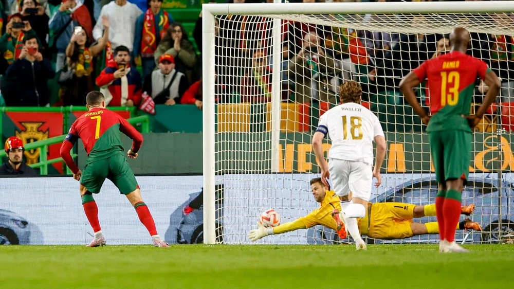 Ronaldo ghi bàn trong lần 197 khoác áo tuyển quốc gia. Ảnh: GETTY.