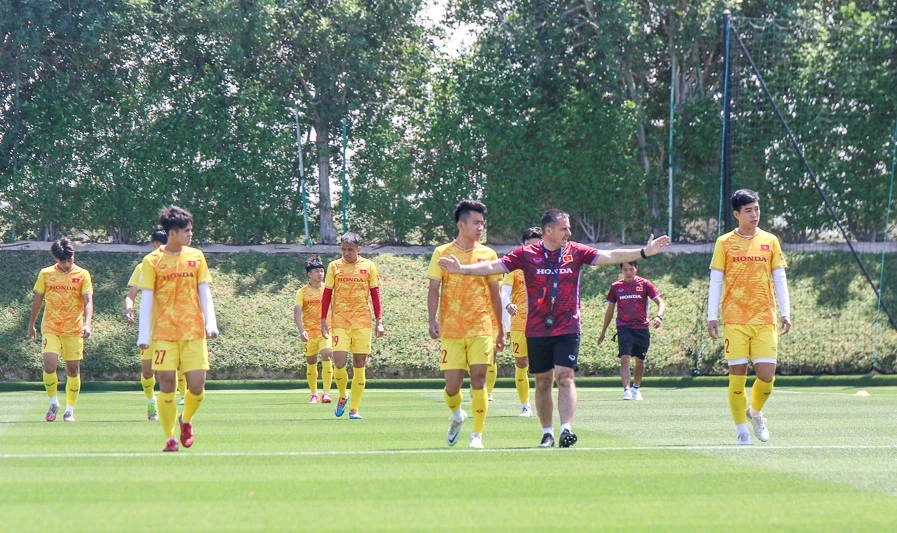 Đội tuyển U-23 Việt Nam trở lại sân tập ở Doha để chuẩn bị cho trận tiếp theo đối đầu UAE. Ảnh: VFF.