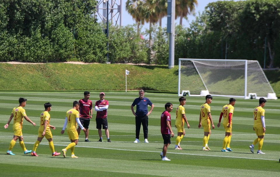 HLV Troussier truyền thông điệp "không bỏ cuộc" cho các học trò trẻ, sau trận thua Iraq 0-3. Ảnh: GETTY.