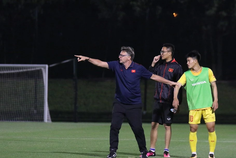 HLV Troussier giúp học trò bình ổn tâm lý sau trận thua Iraq và chơi thoải mái với UAE. Ảnh: VFF.