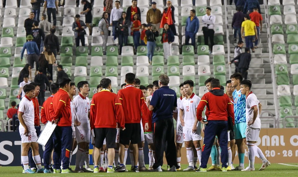 HLV Troussier tin tưởng các học trò đã thu hoạch nhiều bài học bổ ích sau hai trận thua Iraq 0-3 và thua UAE 0-4. Ảnh: VFF.