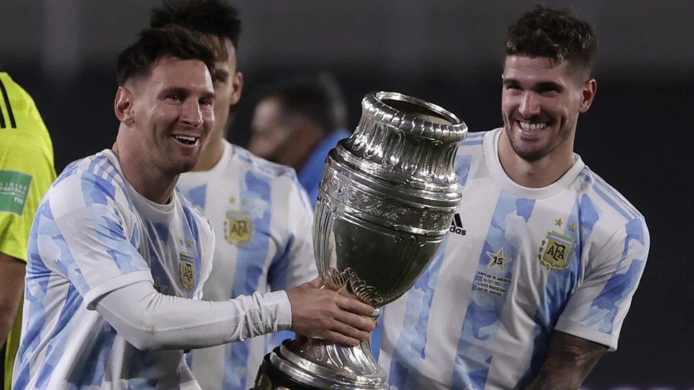 Messi và De Paul thân thiết nhau cả trên sân bóng lẫn ngoài đời thường. Ảnh: GETTY.