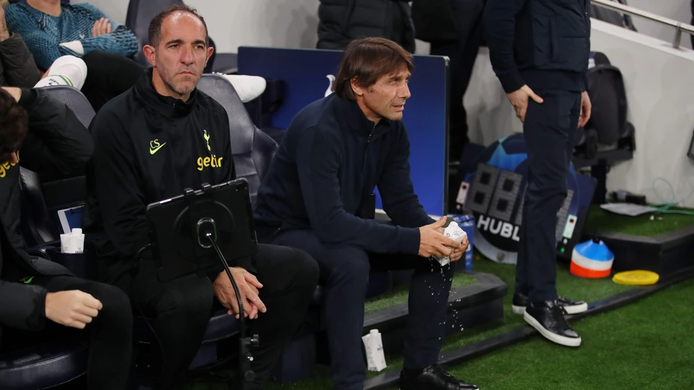 HLV Conte đau đớn khi bất ngờ bị sa thải khỏi Tottenham. Ảnh: GETTY.