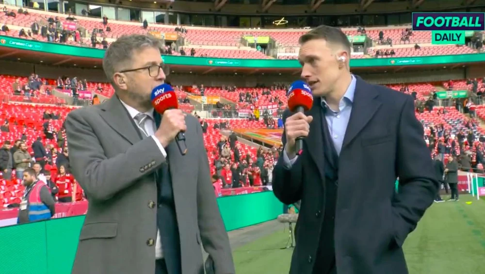 Phil Jones ra sân với tư cách là bình luận viên của Sky Sports. Ảnh: GETTY.